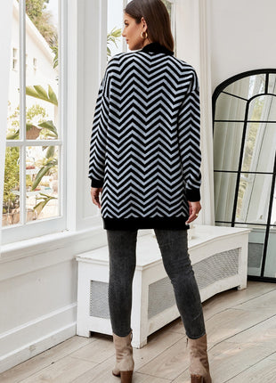 Gemütlicher, weicher Cardigan mit entspannter geometrischer Intarsie in Grau und Schwarz Shopverse