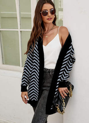 Gemütlicher, weicher Cardigan mit entspannter geometrischer Intarsie in Grau und Schwarz Shopverse