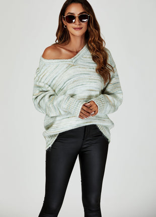 Entspannter, mehrfarbiger Strickpullover mit V-Ausschnitt in Grün und Creme Shopverse